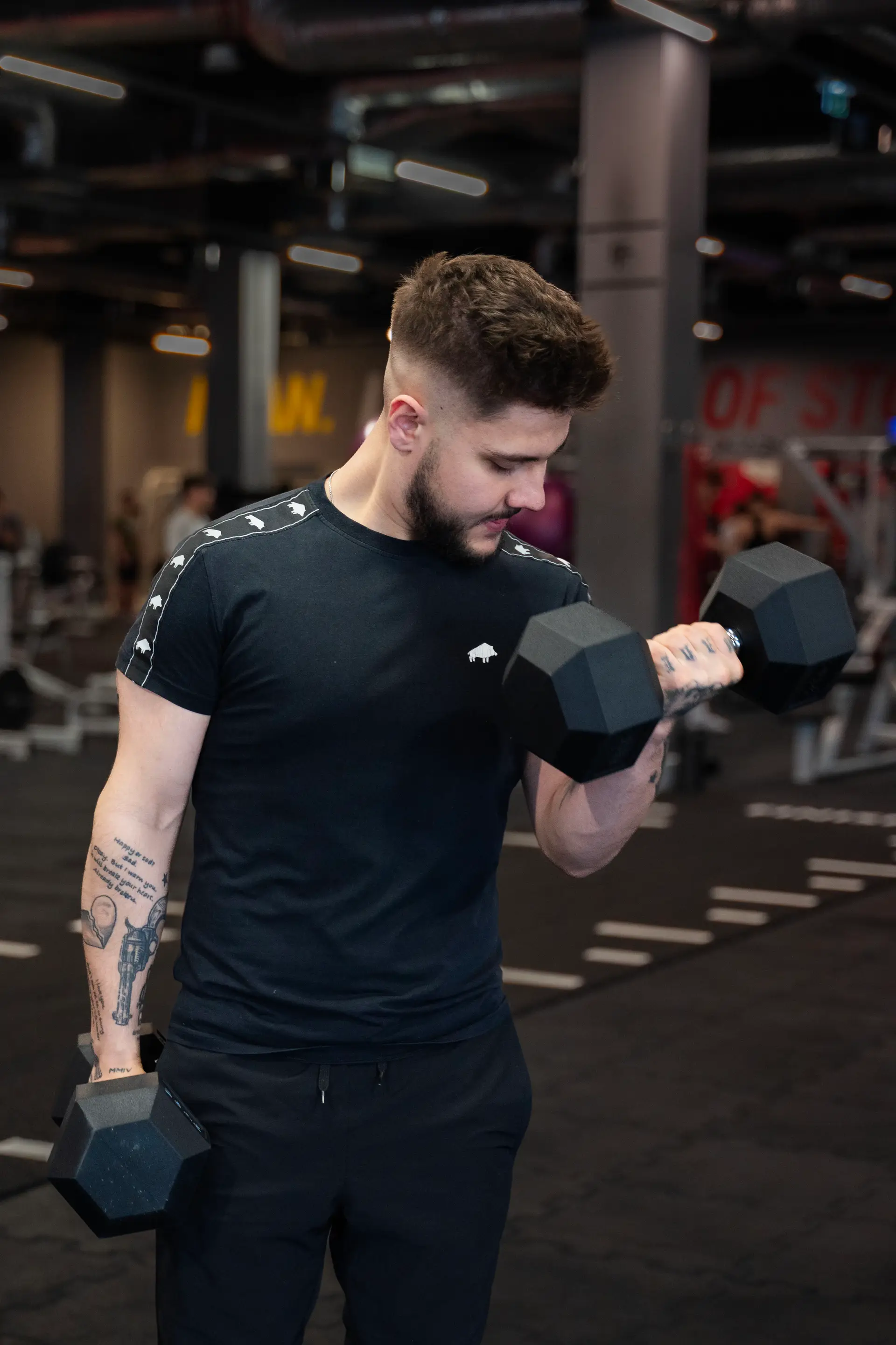 Trening z hantlami na siłowni